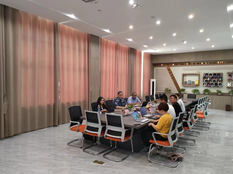 Các đối tác nước ngoài đến thăm nhà máy
